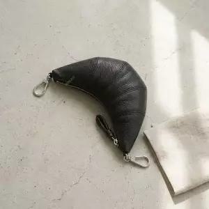 26SS CROISSANT COIN PURSE NECKLACE (SL0054 LL0018 490) (크로스바디 크루아상 동전지갑)