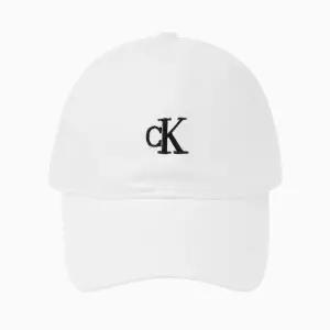 [CK ACC] 남녀공용 CKJ 스몰 모노그램 로고 볼캡 4G5002G YAF