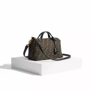 펜디 26SS BY THE WAY SOFT MEDIUM BAG 8BL155 AFPM F1GL7) 바이 더 웨이 셀러리아 미디엄)