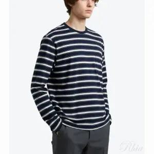 톰브라운 스트라이프 오버사이즈 긴팔티 MJS225A J0086 415