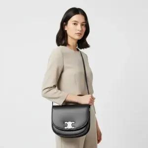 셀린느 MEDIUM BESACE TRIOMPHE IN SUPPLE NATURAL CALFSKIN 114453FH1 38SI) 미디엄 베사체 트리옹프 백)
