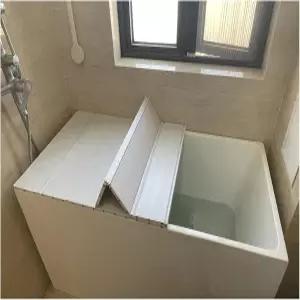 PVC 휴대폰 및 태블릿 홀더가 있는 방수 욕조 트레이 1.2cm 두께의 단열 보드로 편안한 목욕을 즐기기에
