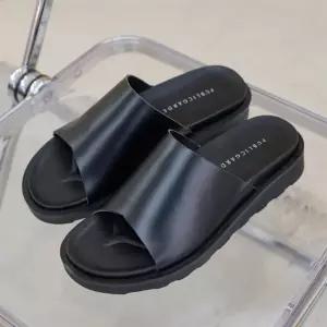 남자 오픈토 와이드 스트랩 심플 디자인 슬리퍼