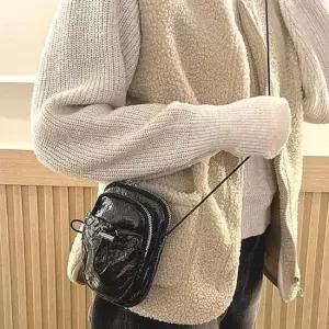 광택감 크로스백 캐주얼백 레더 미니 여성 가방