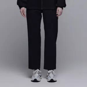 N241UPT091 우븐 트레이닝 테이퍼드팬츠 CARBON BLACK