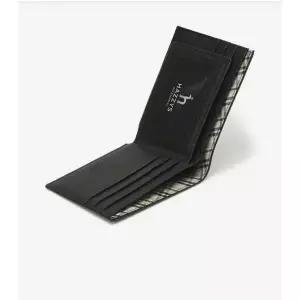 [NS홈쇼핑][헤지스ACC] HJWA5E291BK [CHESTER] 블랙 체크라인장식 소가죽 반지갑..