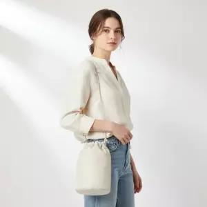 오라리 LEATHER BIG ROUND STRING POUCH IVORY A23AB01AE) 레더 빅 라운드 스트링 파우치)
