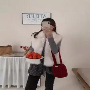 손오반 여친 다운 조끼 도톰 터틀넥 방모 싱글 데일리룩 퍼 자가 보온 KUK1