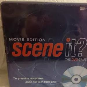 영화판 씬 잇 스크린라이프의 수집용 양철 상자 안의 DVD 게임