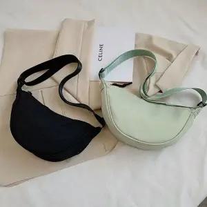 [하프클럽/]3컬러 가볍게 멜 수 있는 데일리 경량 미니 크로스백