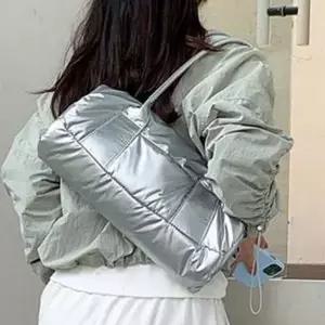 [하프클럽/]가벼운 여성 숄더백 바게트 여성 패딩 크로스 데일리 블랙 미니
