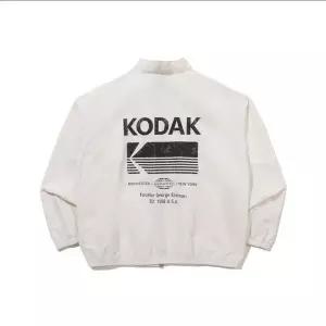 코닥어패럴 에센셜 빅로고 스탠넥 자켓  IVORY K6123LJKH1IVR