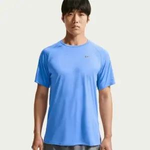 M 반팔티 OQC HV5204-494 스트라이드 남성 드라이 핏 ADV 반팔 러닝 탑