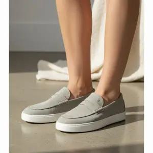 토즈 TODS 26SS 남성 스웨이드 로퍼 XXM04L00640RE0 C405
