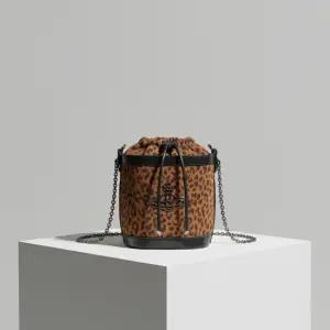 비비안웨스트우드 KITTY SMALL BUCKET BAG 4C030009W L00BY D201) 키티 스몰 버킷백)