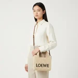 로에베 26SS MINI LOEWE FONT TOTE IN RAFFIA A685V46X01 2123) 라피아 미니 폰트 토트)
