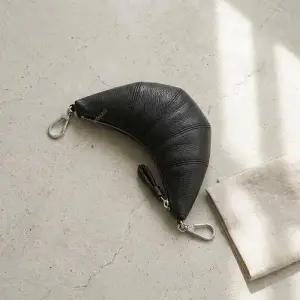26SS CROISSANT COIN PURSE NECKLACE (SL0054 LL0018 490) (크로스바디 크루아상 동전지갑)