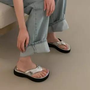 여자 트렌디 메탈릭 통굽 여름 데일리 쪼리 샌들
