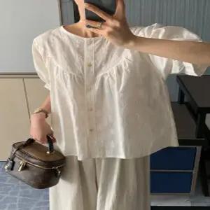 마들렌 플라워 세미크롭 반팔 블라우스 (one color)