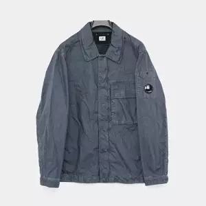 [CP COMPANY]CP컴퍼니 26SS 렌즈와펜 50 필리 왁스드 집업 오버셔츠 남성 자켓 20CMOS160A 110543D 889