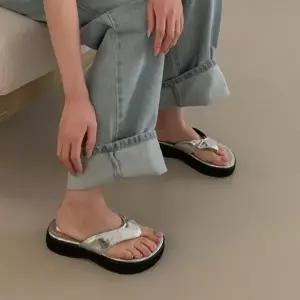 [옷자락]여자 트렌디 메탈릭 통굽 여름 데일리 쪼리 샌들