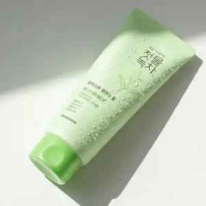 세안 후에도 당김없이 촉촉하게 지켜주는 클렌징폼 180g