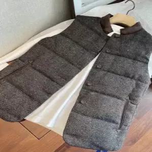 여사친 듬직한 오리지널 다운 조끼 빈티지한 핀턱 헤링본 패딩조끼 최고급 수준으로 여풍 admr1