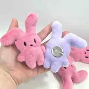토끼 2컬러 털인형 시크한 브로치 가방꾸미기 패션 뱃 유유팩토리 다용도 굿즈 뱃지 선물