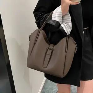버클 스트랩 포인트 가방 심플한 숄더백 겸용 토트백 여자핸드백 핸드백다이어리케이스
