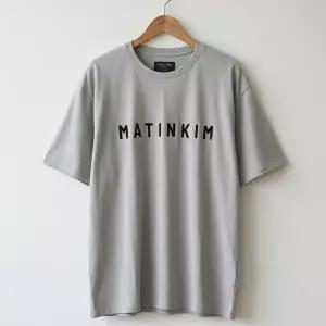 마뗑킴 Matin Kim 남성 아플리케 펠트 로고 탑 MK2634TS509HGY