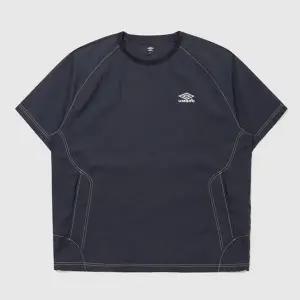 [엄브로] 크리스피 타슬란 반팔 피스테 UR224CWT58 DARK NAVY