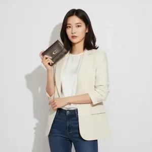 코치 26SS 에센셜 카드 홀더 지갑 인 시그니처 캔버스 CAN48 B4 MPL)