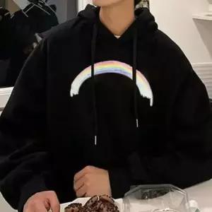 따뜻한 후드티 레인보우 프린팅 포인트 여유핏 디자인으로 편안하면서도 포근한 안감퍼 캐주얼 긴팔티