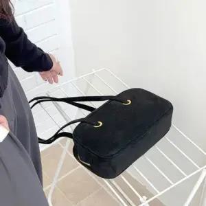 소프트 촉감의 스웨이드 숄더백 고급스러운 질감 스웨이드숄더백 여성숄더백
