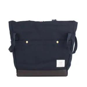 [톰브라운] 코튼 캔버스 스냅 포켓 토트백 UAG155A-F0493 415 (NAVY)