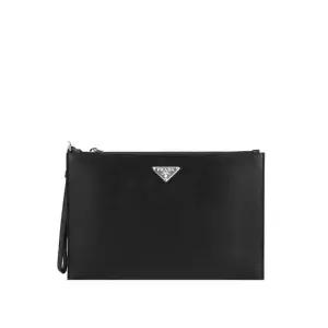 프라다 MUST IT_25FW 2NH005 PN9 F0002 사피아노 삼각 로고 미디엄 클러치 블랙