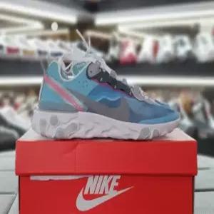 나이키 MUST IT_ 리액트 엘리먼트87 로얄틴트 AQ1090-400