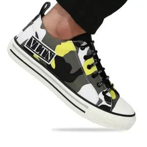발렌티노 MUST IT_20FW VLTN 로고 카모플라쥬 스니커즈 UY2S0D57 CT4