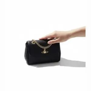비비안웨스트우드 MUST IT_ 26SS SMALL PURSE CHAIN 5C01000BW L001N N402) 스몰 펄스 체인 크로스백)