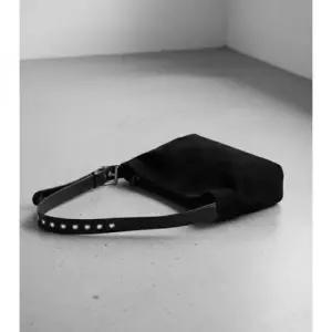 비비안웨스트우드 MUST IT_ 26SS MAXIME SMALL CROSSBODY 4803001CW L007E N401) 막심 스몰 크로스바디 백)