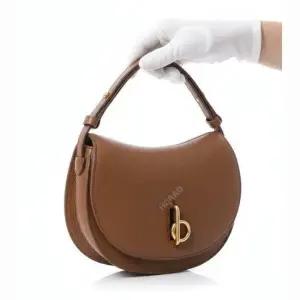 버버리 MUST IT_ Reorder Mini Locking Holes Bag 8095509) 미니 로킹 홀스 백)