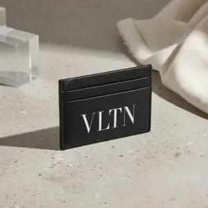 발렌티노 MUST IT_ 가라바니] 남성 VLTN 로고 카드지갑2Y2P0T83 LVN 0NI