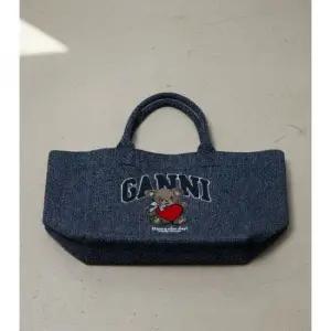 가니 MUST IT_미니멀 캐주얼 26SS DENIM MEDIUM BEAR TOTE B2110028 077) 데님 미디엄 베어 토트 백)