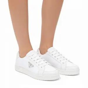 프라다 MUST IT_ PRADA 다운타운 리나일론 가죽 스니커즈 2EE395 3ABU F0009
