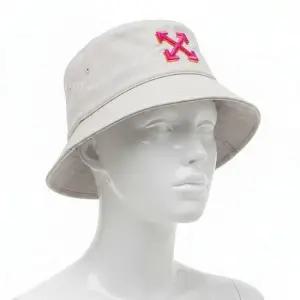 오프화이트 MUST IT_Off White 공용 애로우 자수 버킷햇OWLB021S23FAB0010132