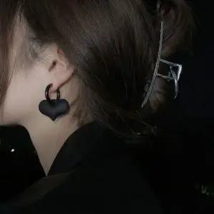 [하프클럽/]무광 블랙 하트 모던 귀걸이 시크 러블리 포인트 이어링