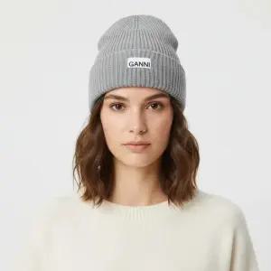 가니 패세라 FW25 공용 로고 라벨 울 비니 A4429 921