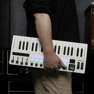 MIDI 컨트롤러 프로 휴대용 키보드 37키 16 RGB 패드 8 노브 내장형 신디사이저 SMK-37 프로 디지털