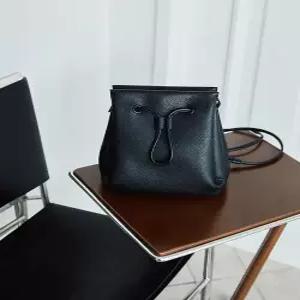 빈폴 액세서리 Less Bag 3 스몰 가죽 백팩 블랙 BE61D3M845