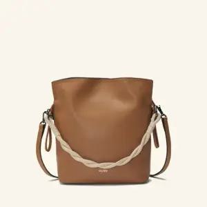 [정상가 279,000원] 마들렌 버킷 샌드브라운 O1SBBC70